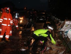 *Polisi Turut Evakuasi Korban Kecelakaan Beruntun di Tol Cipularang KM 92 B (Arah Bandung Menuju Jakarta)*