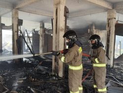 Perbantuan Sat Brimob Polda Jabar dalam Pemadaman Kebakaran Pasar Jumat Purwakarta