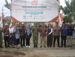*Koperasi Desa Merah Putih Bantu Kesejahteraan Warga*   Bandung Barat,– Pangdam III/Siliwangi, Mayjen TNI Kosasih, S.E., menghadiri kegiatan Video Conference (Vicon) bersama Menteri Koperasi dan UMKM Ferry Juliantono dan Wakil Panglima TNI Jenderal TNI Tandyo Budi Revita, dalam rangka Groundbreaking Koperasi Merah Putih, yang diselenggarakan di Arena Joglo Perum Cilame Permai RW 19, Desa Cilame, Kecamatan Ngamprah, Kabupaten Bandung Barat, Jumat (17/10/2025).  Kegiatan tersebut merupakan bagian dari langkah strategis nasional dalam mendukung pemberdayaan ekonomi masyarakat desa melalui penguatan koperasi, khususnya Koperasi Desa Merah Putih (Kopdes Merah Putih).  Turut hadir Kasdam III/Slw, Irdam III/Slw, Kapoksahli Pangdam III/Siliwangi, Danrindam III/Slw, Danbrigif 15/Kujang II, Pa Lo TNI AL dan TNI AU, Kabekangdam, Katopdam, Dandenmadam III/Slw, Wakil Bupati Bandung Barat, jajaran Forkopimda KBB, Kadis Koperasi dan UMKM KBB, Kadis DPMD KBB, serta para Camat se-Kabupaten Bandung Barat.  Dalam sambutannya, Menteri Koperasi dan UMKM menyampaikan bahwa Koperasi Merah Putih lahir dari keprihatinan terhadap kondisi desa yang masih banyak masyarakatnya hidup dalam kemiskinan. Dengan hadirnya koperasi tersebut, diharapkan roda perekonomian desa akan bergerak lebih dinamis.  “Bersamaan dengan hari ulang tahun Bapak Presiden tanggal 17 Oktober 2025, kita mulai pembangunan fisik koperasi secara serentak sebanyak 800 unit, dan akan terus bertambah hingga tercapai target nasional 70.000 unit,” ungkap Menteri Koperasi.  Sementara kepada awak media Mayjen TNI Kosasih, S.E., menyampaikan bahwa pembangunan Koperasi Merah Putih di desa-desa Jawa Barat akan dilakukan secara masif, dengan target sekitar 4.000 unit dalam waktu tiga bulan.  “Koperasi Merah Putih di Desa/Kelurahan dibentuk untuk membantu kesejahteraan warga, khususnya di Desa Cilame dan umumnya di Jawa Barat. Kita harapkan pembangunan ini bisa selesai tepat waktu,” ujar Pangdam.  Salah satu syarat lokasi pembangunan koperasi adalah lahan minimal seluas 1.000 meter persegi, dengan luas bangunan sekitar 400–600 meter persegi untuk gedung dan fasilitas pendukung lainnya.  “Kita doakan bersama agar seluruh Koperasi Merah Putih ini sukses dan mampu meningkatkan kesejahteraan rakyat,” tutur Pangdam.  Pada kesempatan tersebut Pangdam III/Slw mendapatkan Pemaparan Sitplain Pembangunan Gedung Koperasi Merah Putih di lanjutkan peletakan baru bersama serta melaksanakan peninjauan Biovlog Ds. Cilame. (Pendam III/Siliwangi).