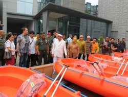 Pangdam III/Slw Serahkan Rescue Boat HDPE Untuk Perkuat Penanganan Banjir di Jawa Barat