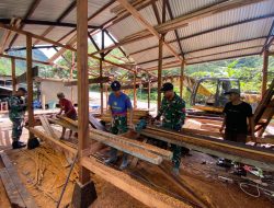Satgas Pamobvitnas PTFI Yonif 301/PKS Renovasi Rumah Tokoh Adat Kampung Kimbeli