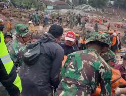 TNI Lanjutkan Evakuasi Korban Longsor Cisarua Masih Berlangsung Intensif
